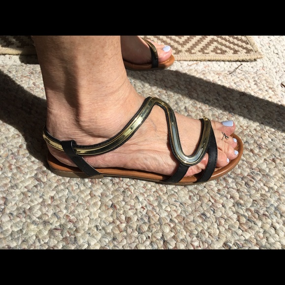 JustFab Sz 7 gorgeous gold and black zigzag design/eye catching sandals! Pizazz! - Picture 5 of 9